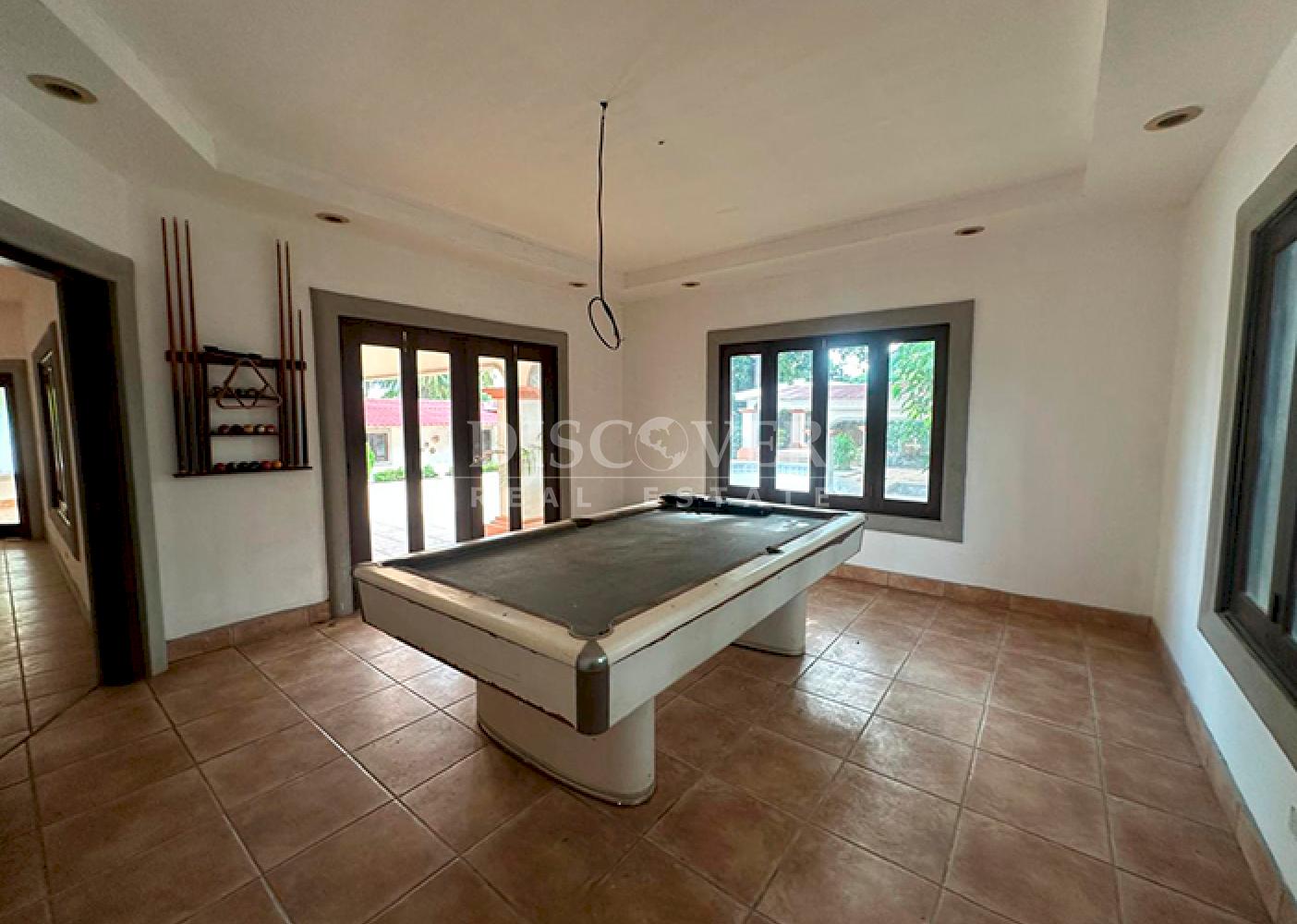  Spacious house for sale/for rent on Carretera Vieja to León