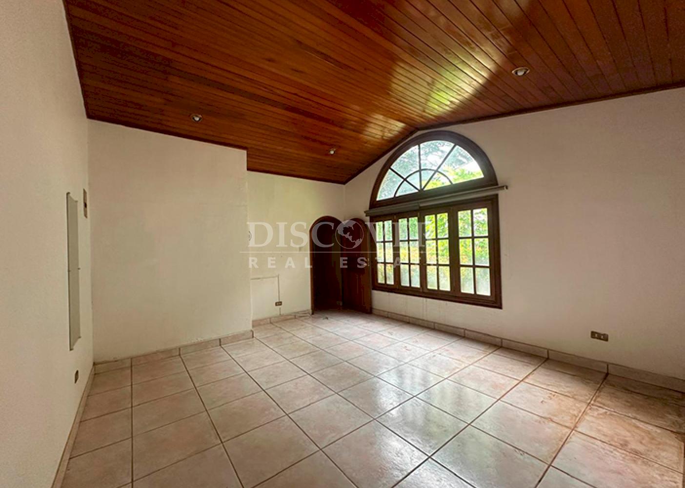  Spacious house for sale/for rent on Carretera Vieja to León
