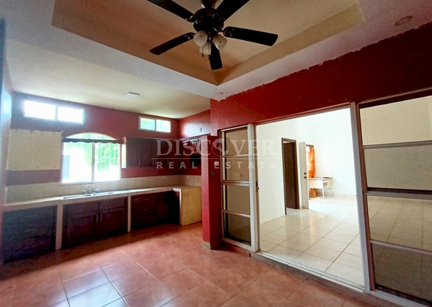  House for sale located in a condominium on Carretera Nueva a León 