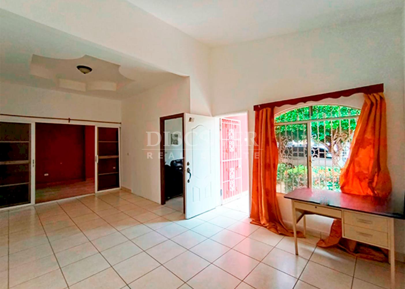  House for sale located in a condominium on Carretera Nueva a León 