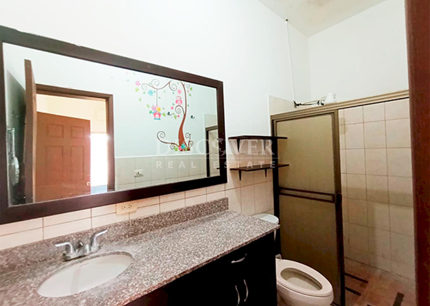  House for sale located in a condominium on Carretera Nueva a León 