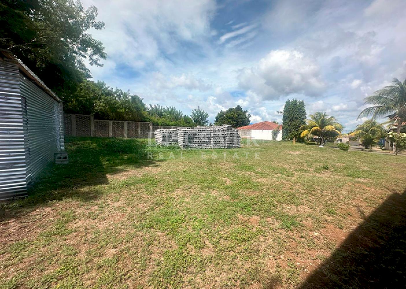 Lot for sale in residential area - Las Sierritas de Santo Domingo