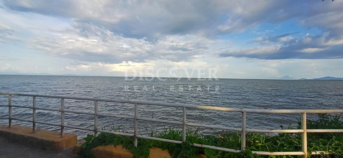 House for sale with views of Lake Granada 