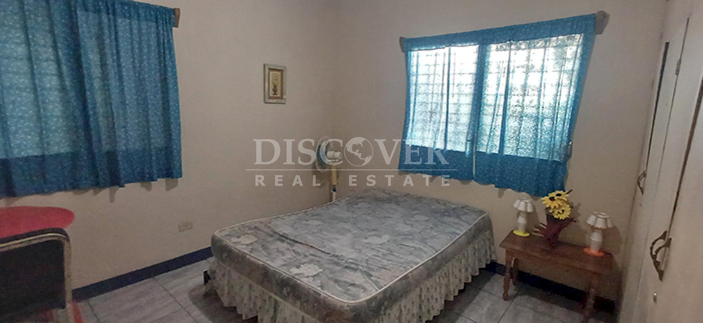 House for sale with views of Lake Granada 