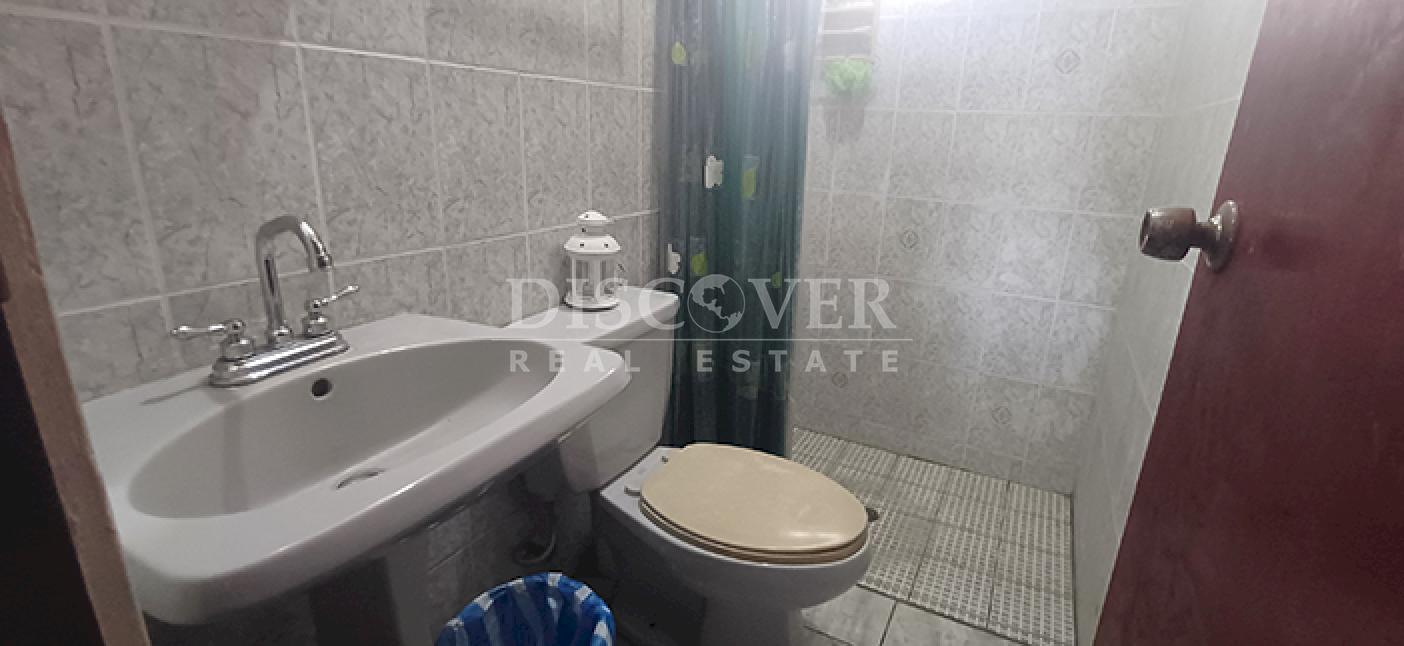 House for sale with views of Lake Granada 