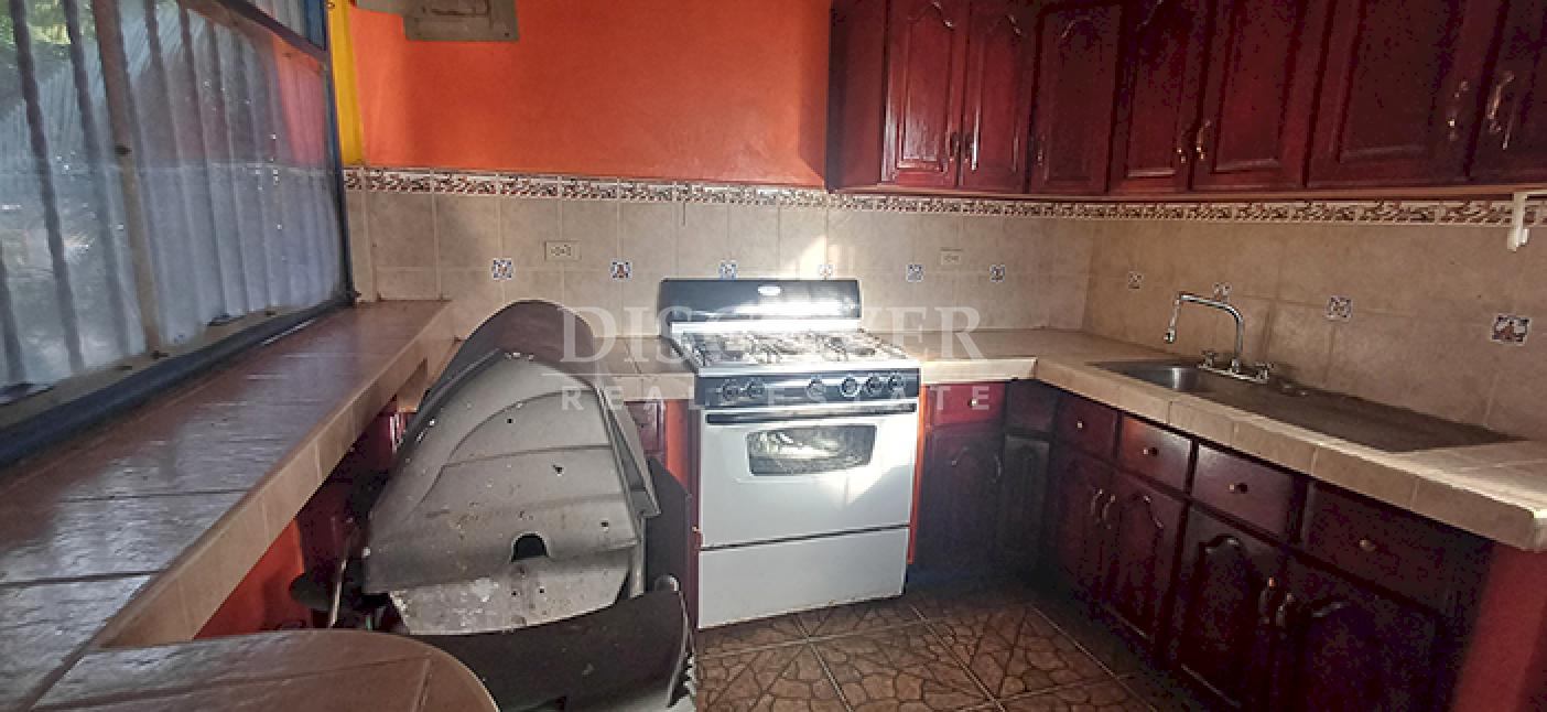 House for sale with views of Lake Granada 