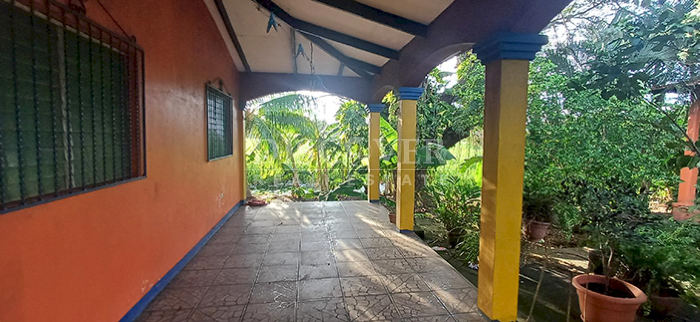 House for sale with views of Lake Granada 