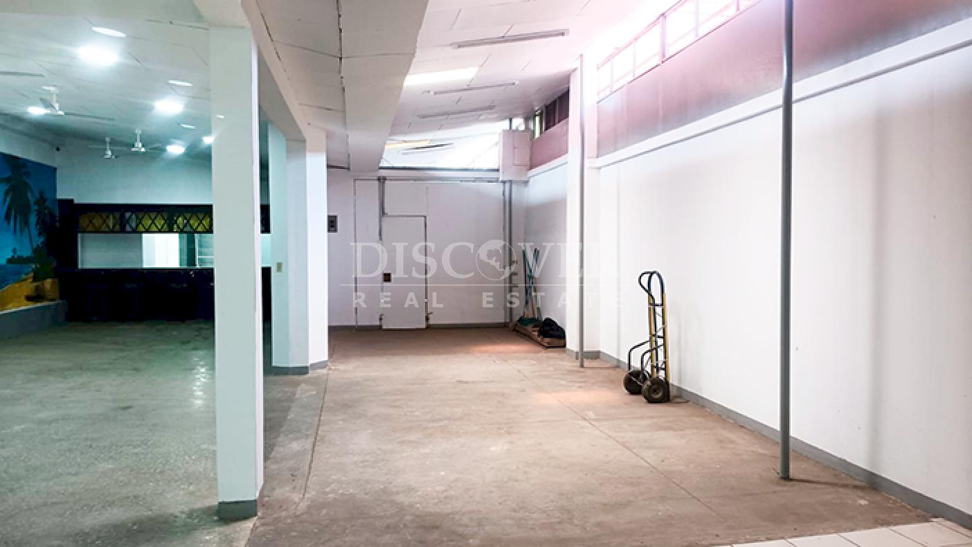 Three-story house for sale in Bolonia - Ideal for commercial business