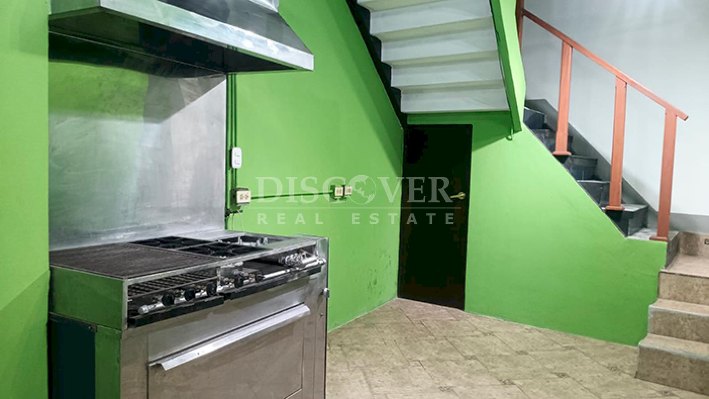 Three-story house for sale in Bolonia - Ideal for commercial business