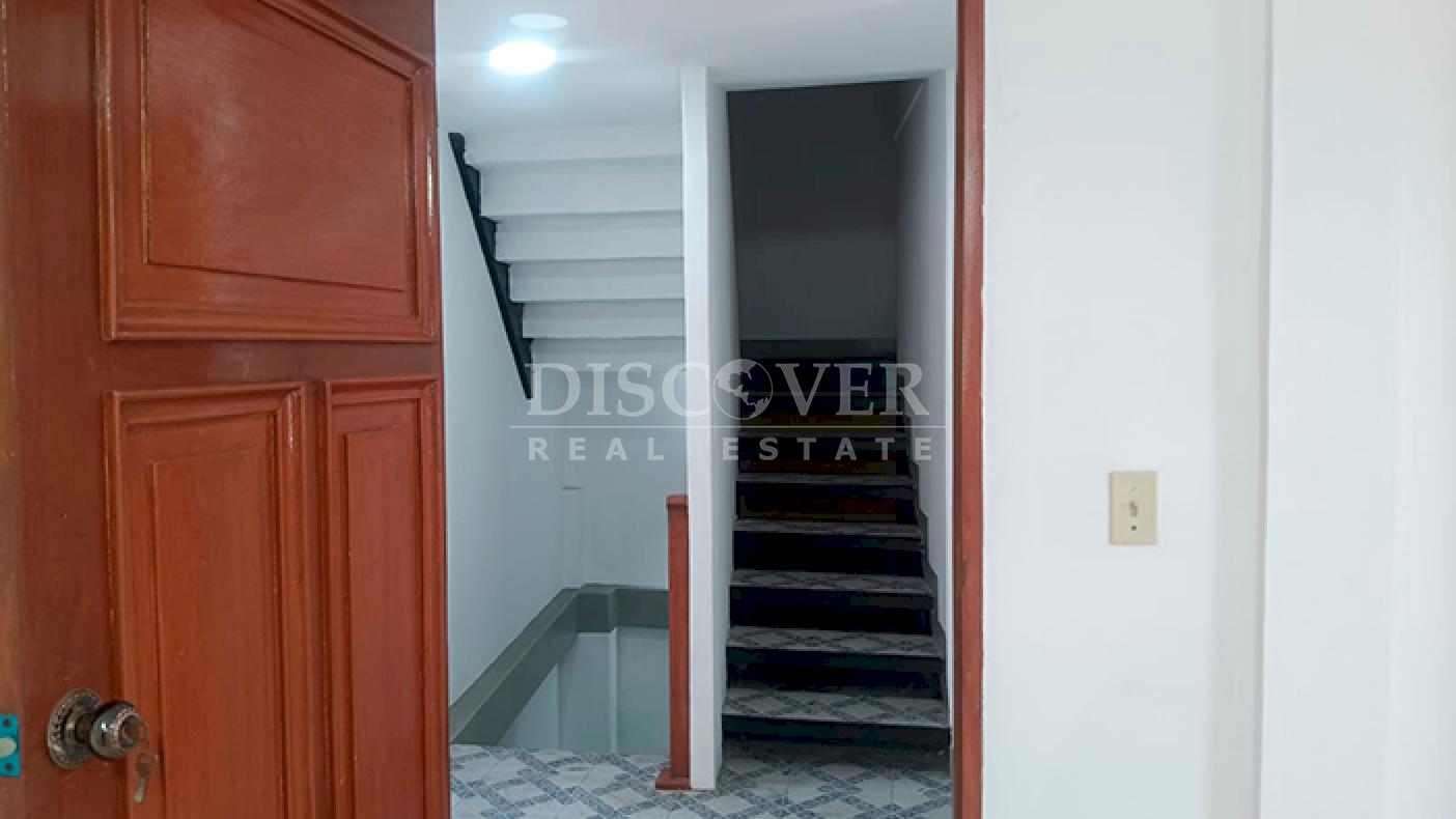 Three-story house for sale in Bolonia - Ideal for commercial business