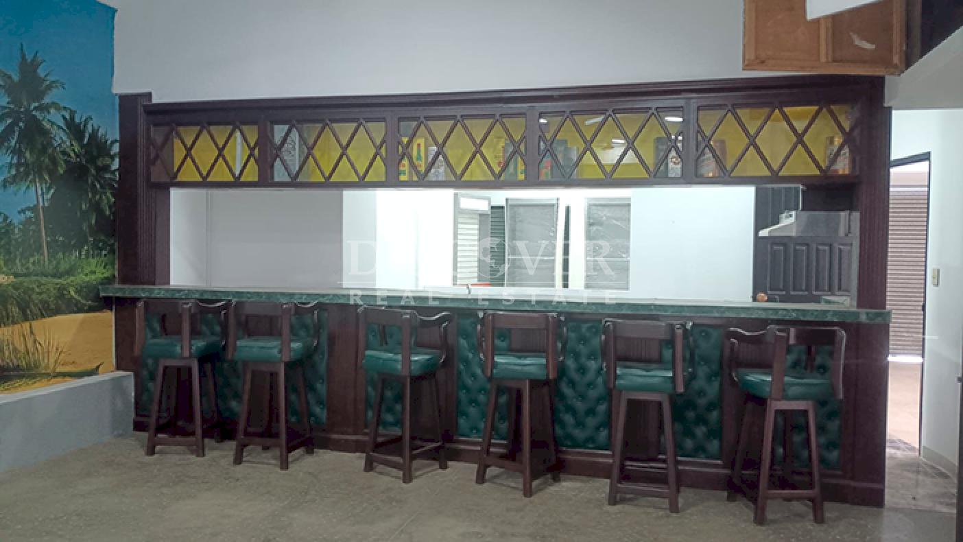 Three-story house for sale in Bolonia - Ideal for commercial business