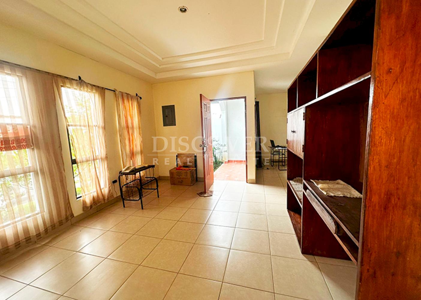 House for sale in secure condominium - Carretera Vieja to León