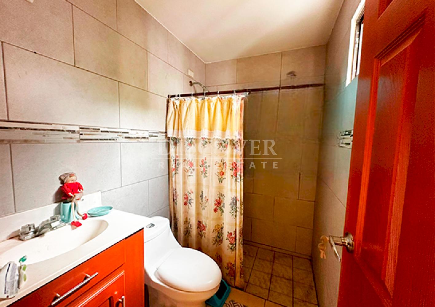 House for sale in secure condominium - Carretera Vieja to León