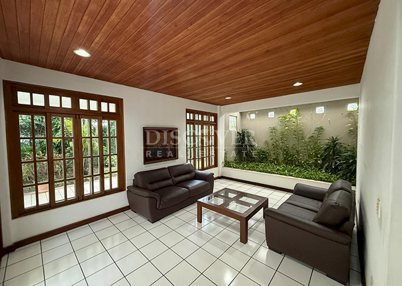 Spacious house for sale in Los Robles 