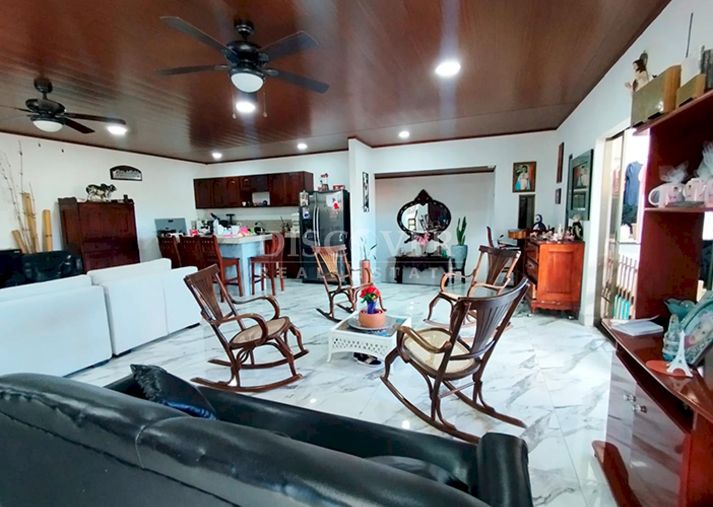 House with established restaurant for sale in Masaya 