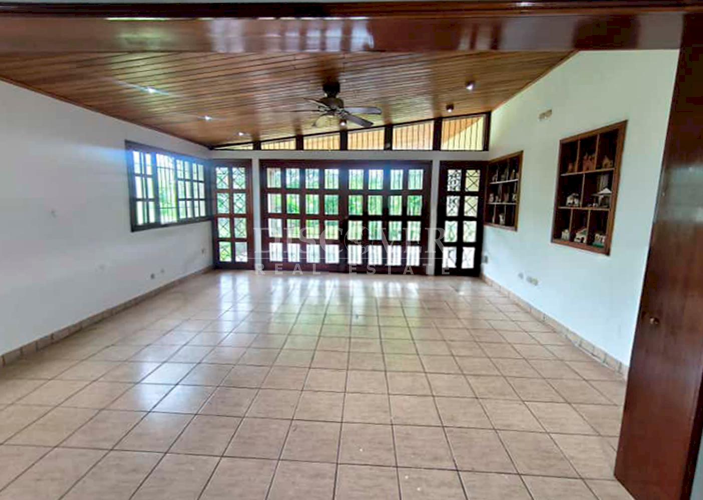 House with large yard for sale on Carretera Sur