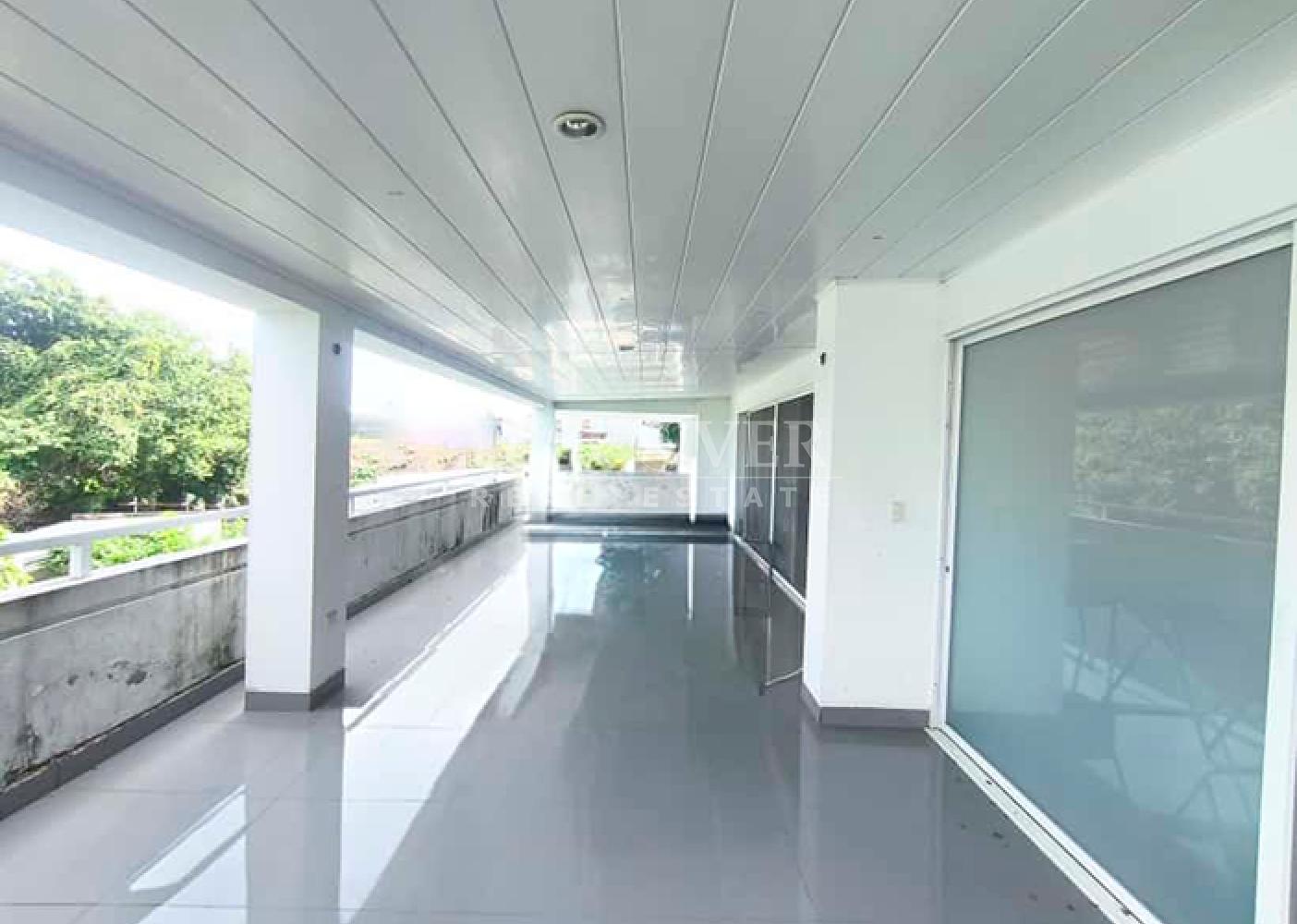 House with panoramic views for sale on Carretera Sur