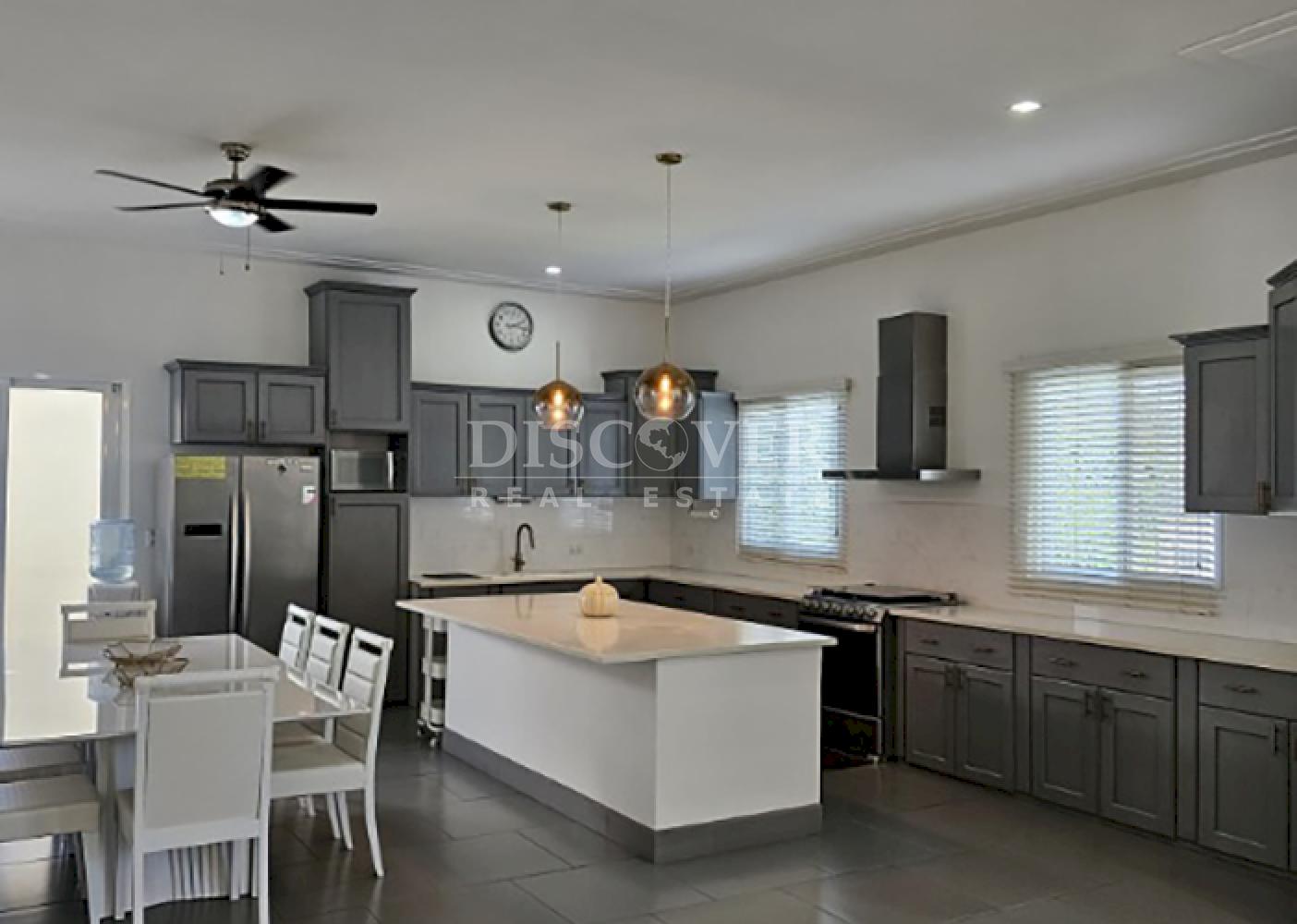 Luxury home with pool for sale in Jinotepe