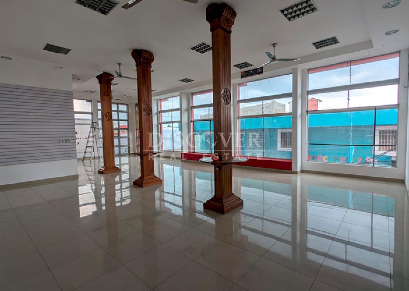 Commercial building for rent in high-traffic area - Mercado Oriental