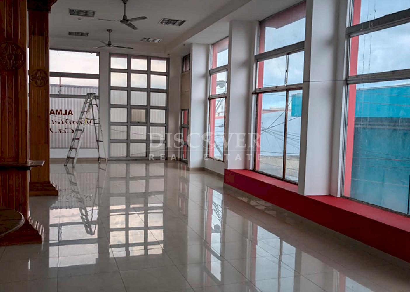 Commercial building for rent in high-traffic area - Mercado Oriental