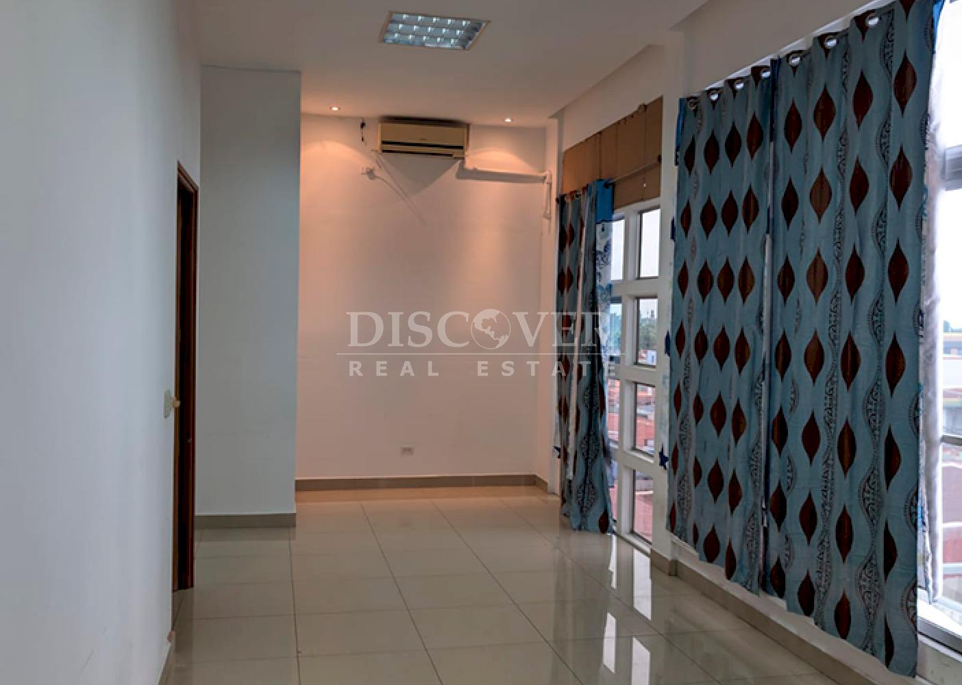 Commercial building for rent in high-traffic area - Mercado Oriental