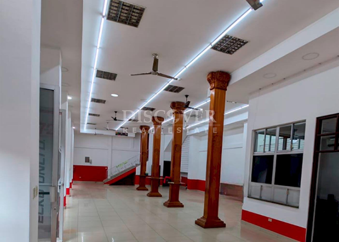 Commercial building for rent in high-traffic area - Mercado Oriental