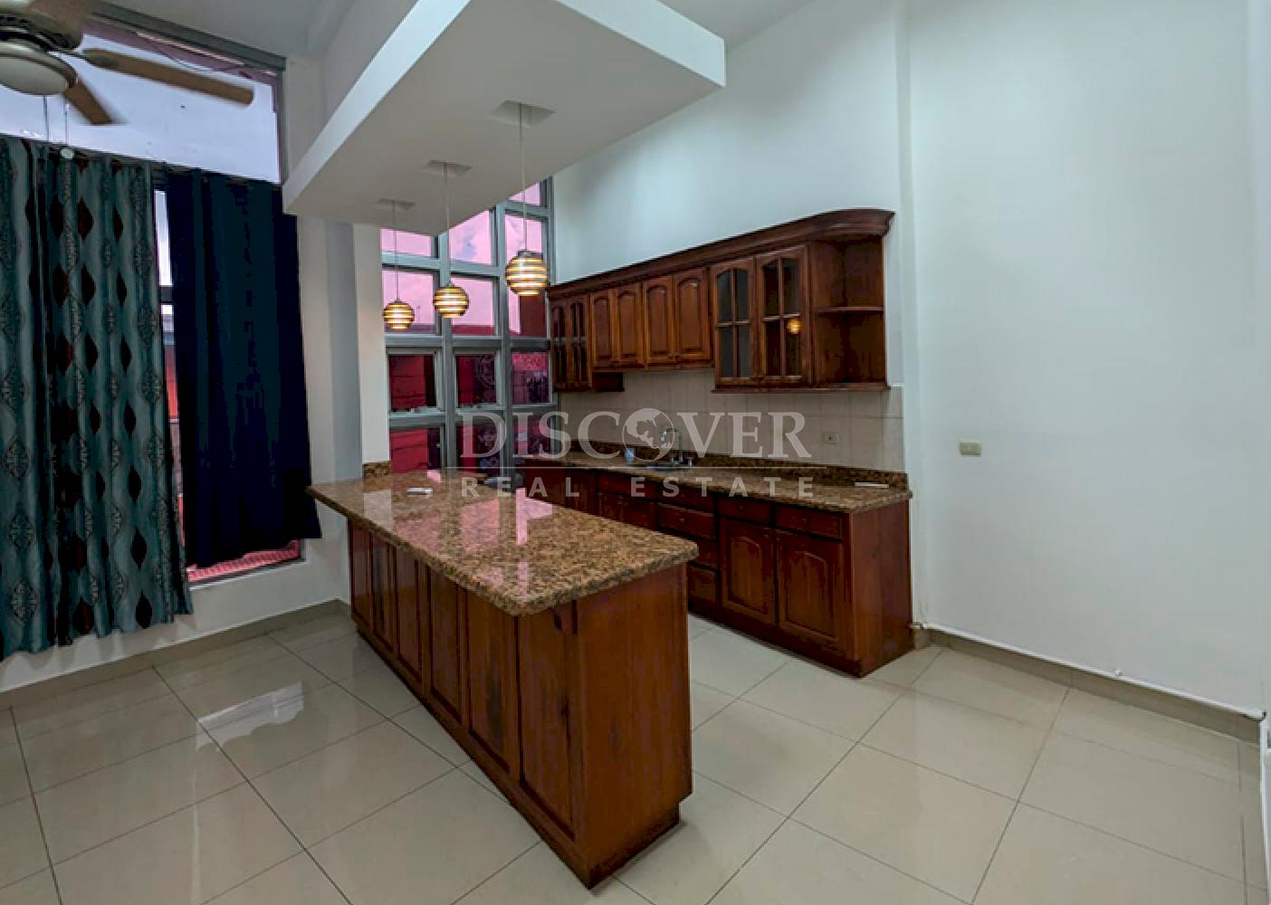 Commercial building for rent in high-traffic area - Mercado Oriental