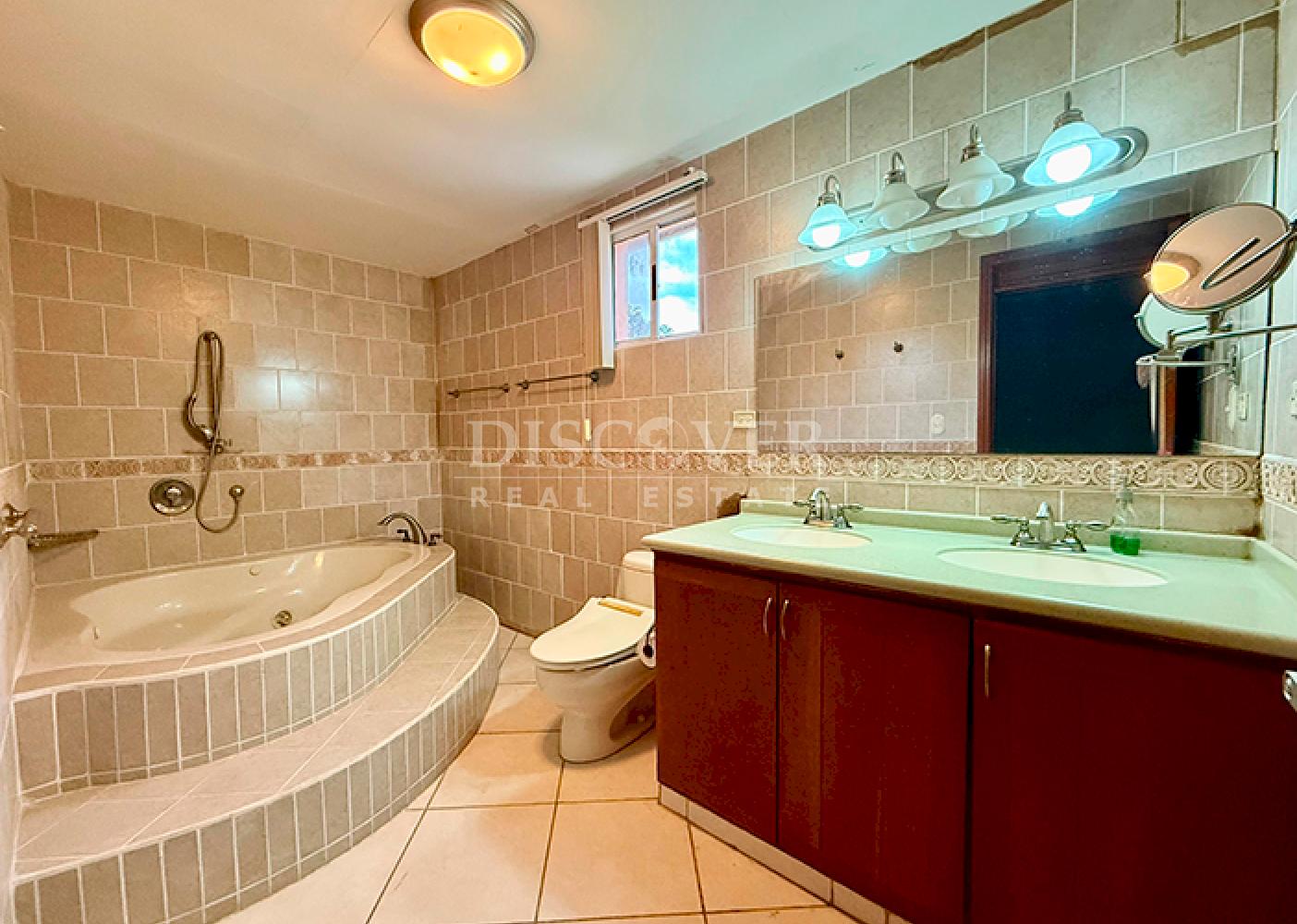 House for sale in residential area on the road to Masaya