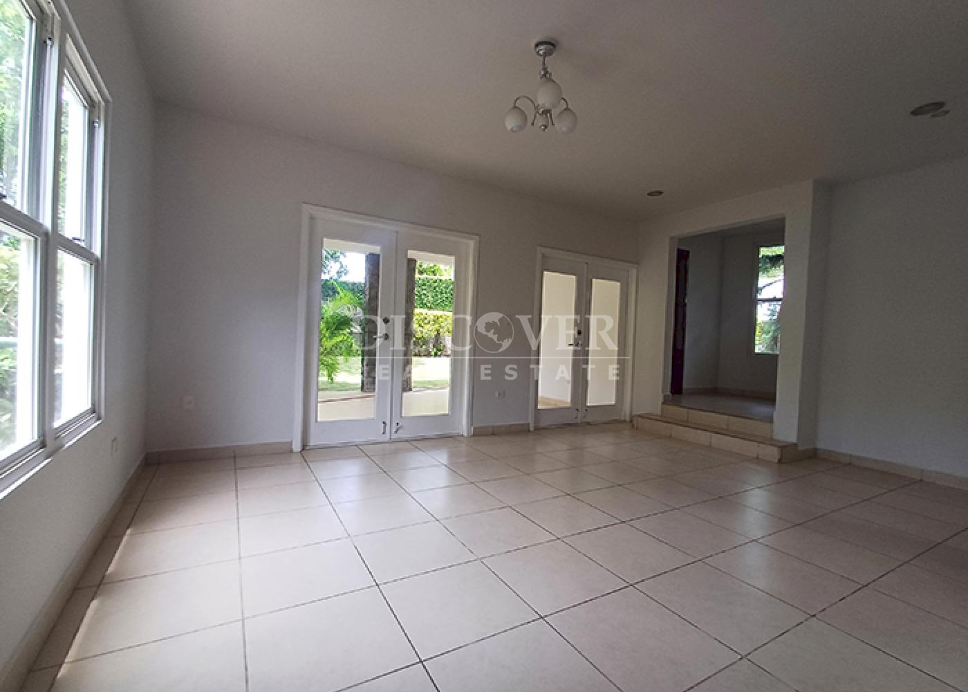  House for sale in condominium area in Villa Fontana