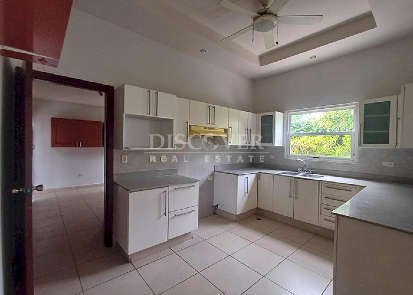  House for sale in condominium area in Villa Fontana