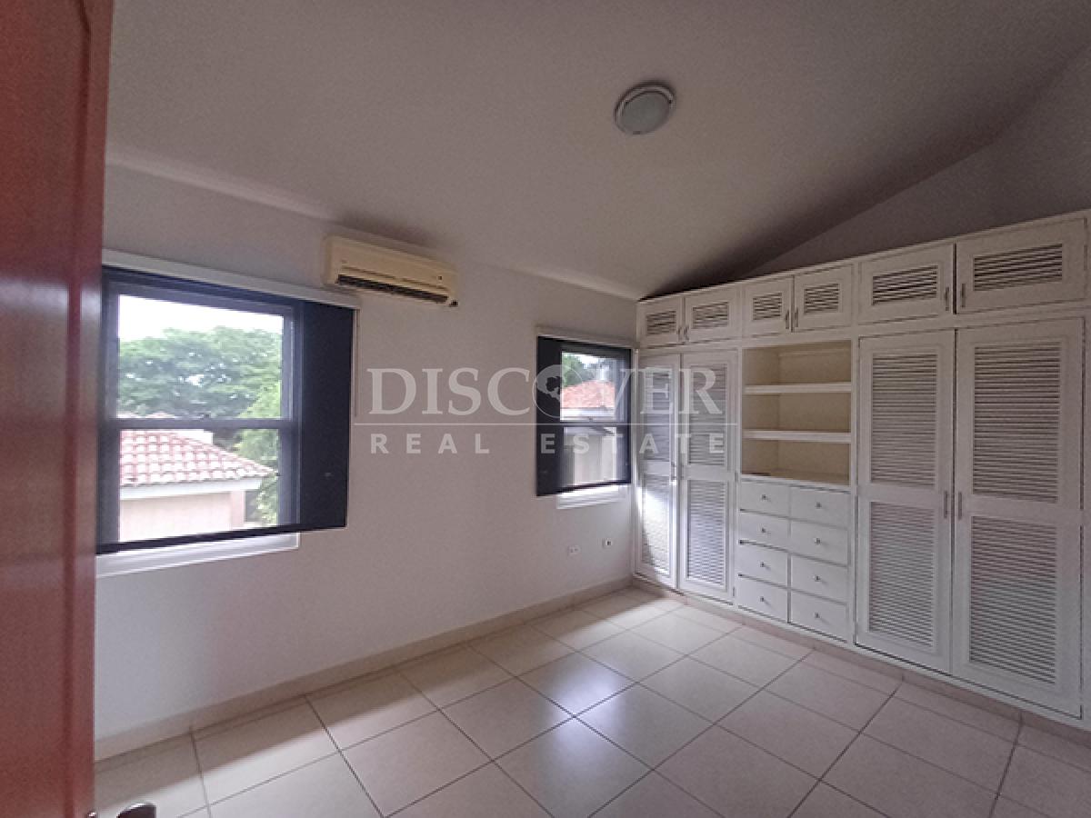  House for sale in condominium area in Villa Fontana