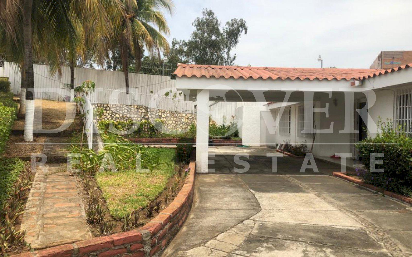  Large and comfortable house for rent in Las Sierritas de Santo Domingo