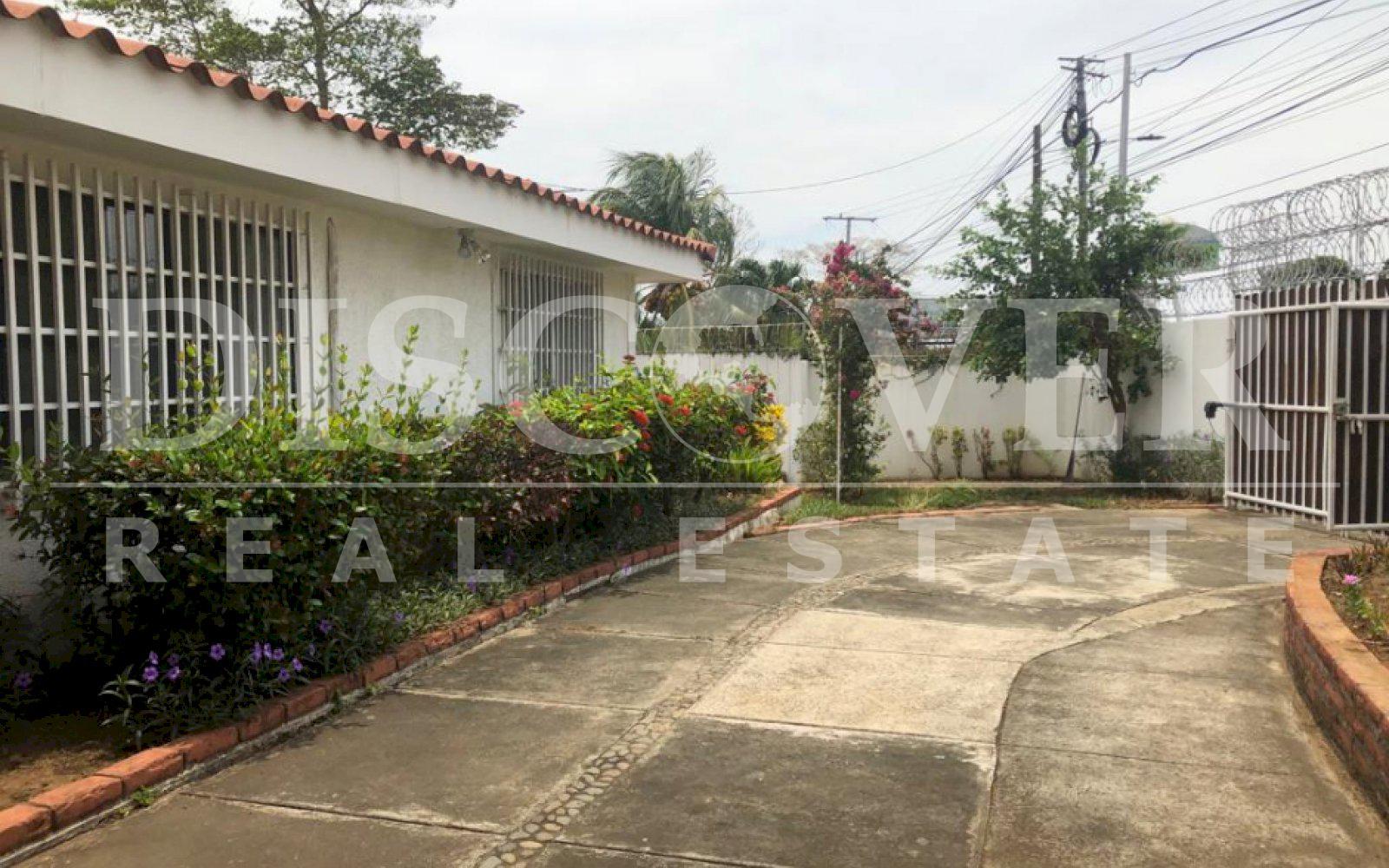 Large and comfortable house for rent in Las Sierritas de Santo Domingo