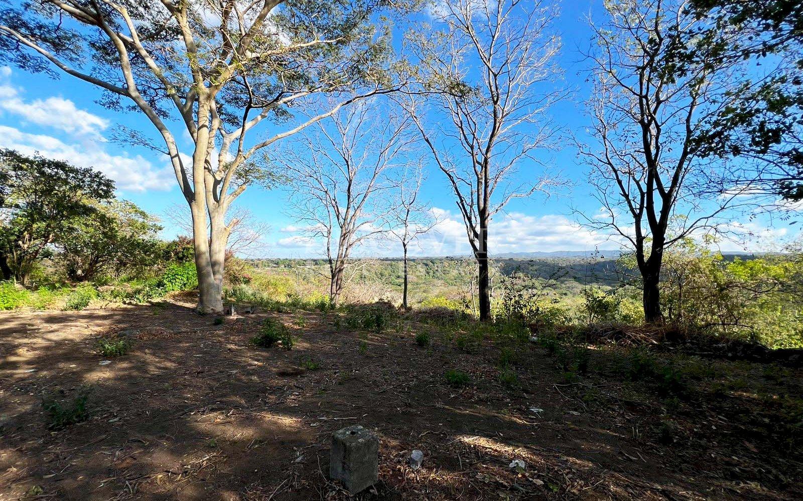 Land for sale opposite the Carretera Sur highway with lake views