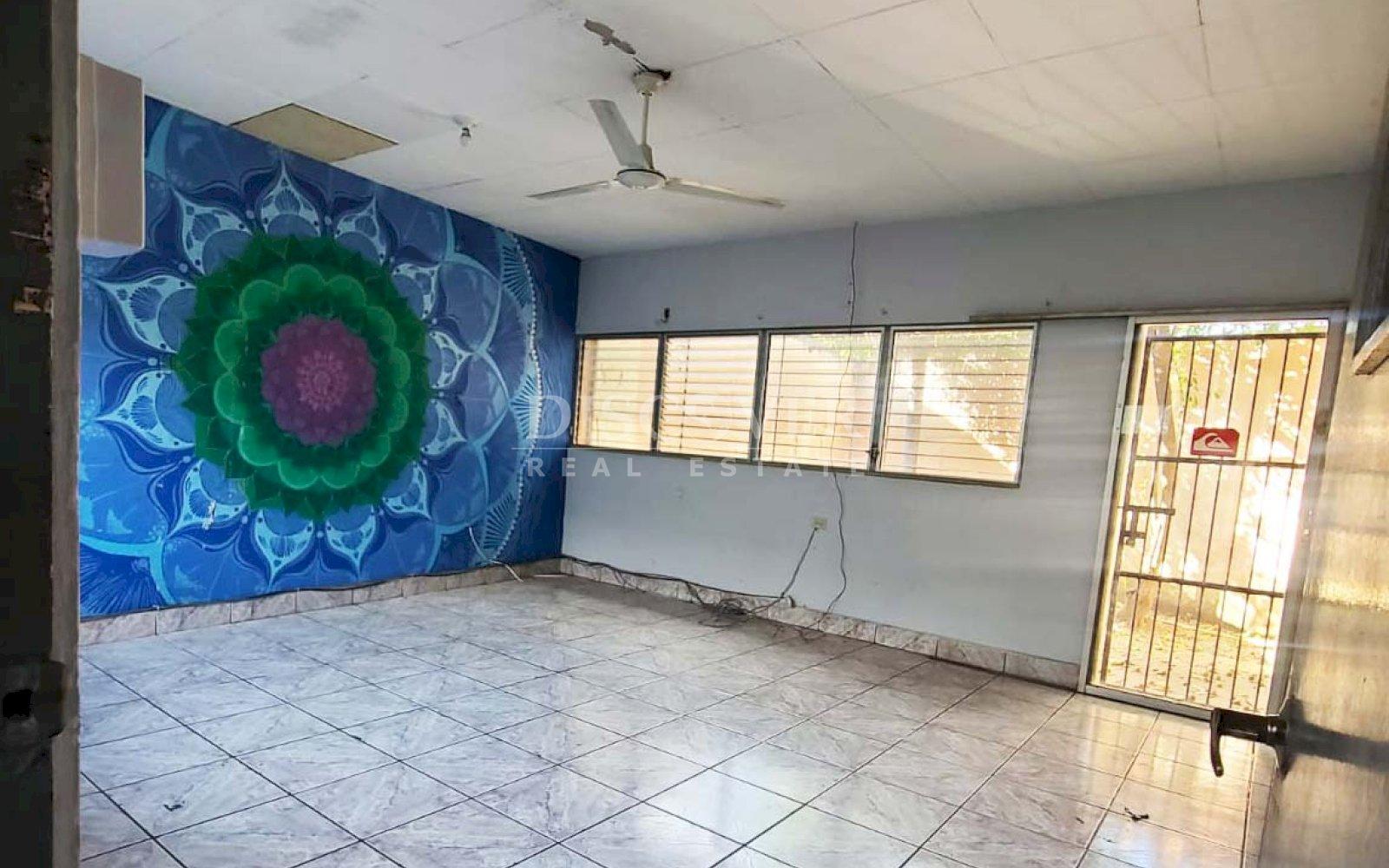  House for sale with utility for business, offices or warehouse