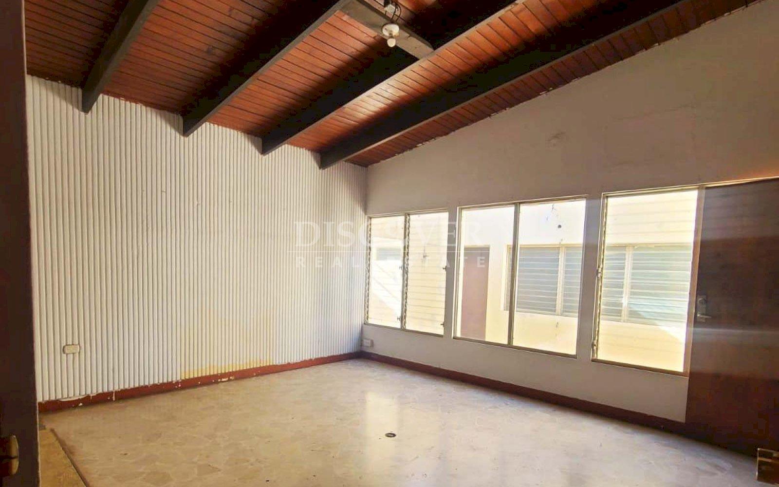  House for sale with utility for business, offices or warehouse