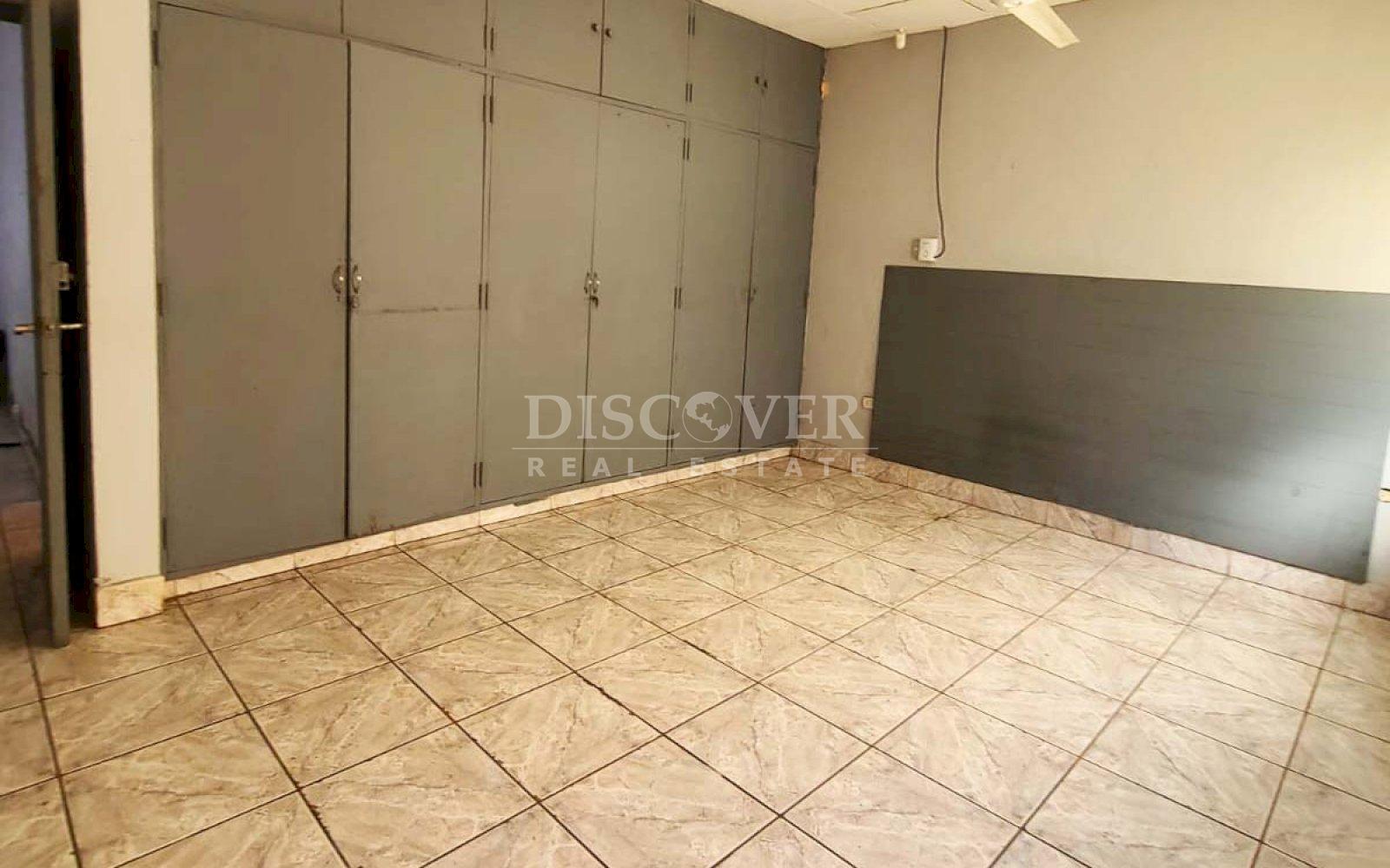  House for sale with utility for business, offices or warehouse