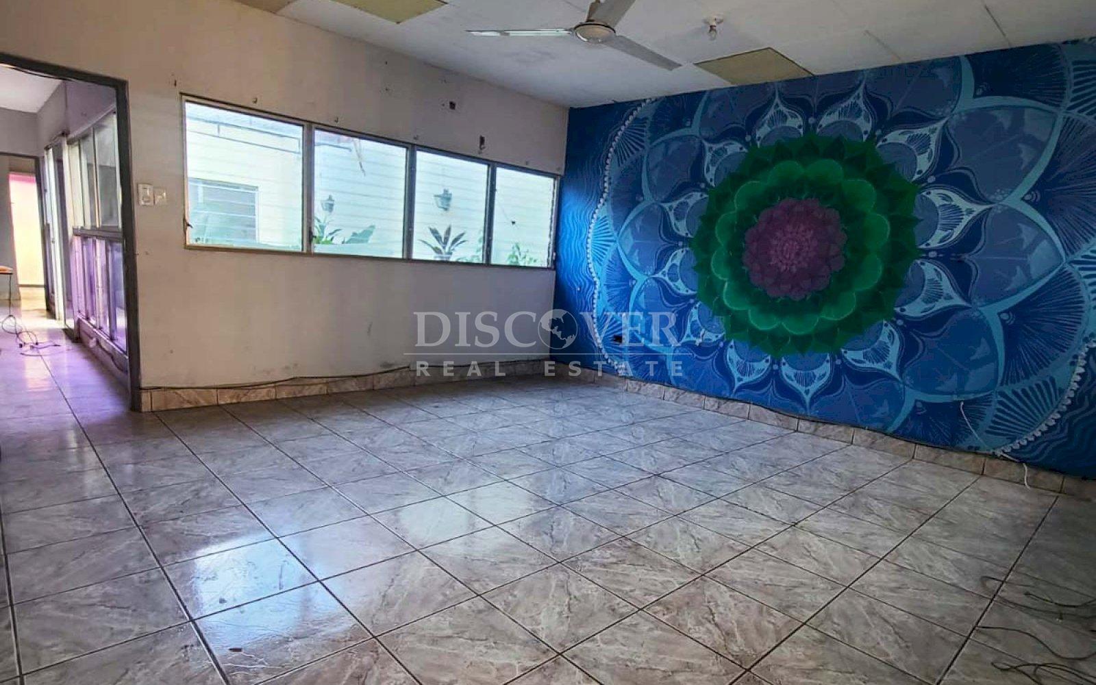  House for sale with utility for business, offices or warehouse