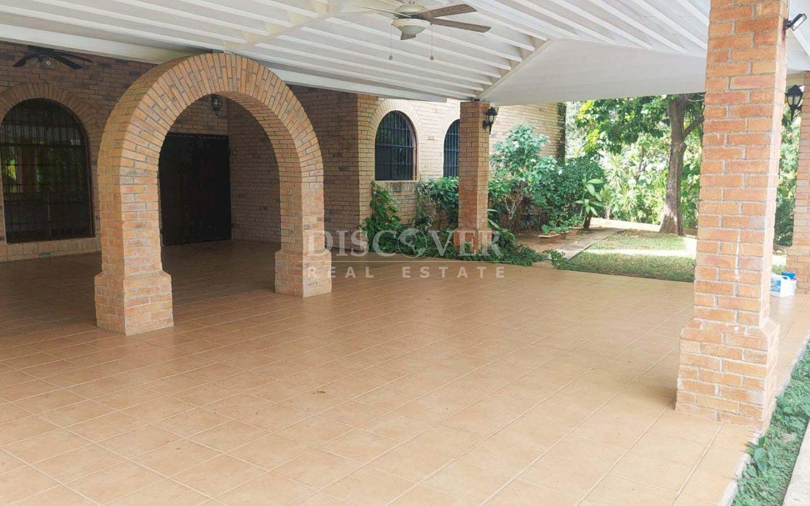  House for Sale/Rent in the Carretera Sur Residential area