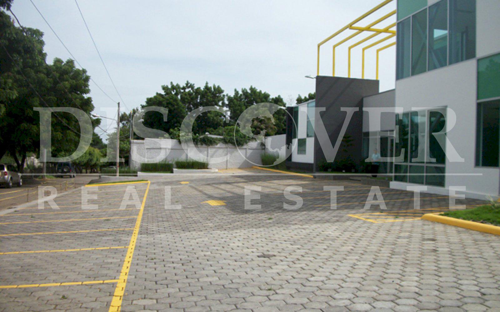 https://images.discovernica.com/propiedad/1600/ID_9066_EDIFICIO.CRISTAL.LAS_COLINAS.ALQUILER.MODERNO.MANAGUA_6_.JPG