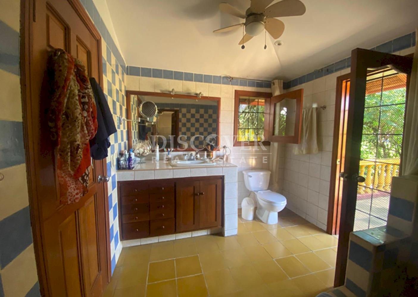  House with pool and large plot of land for sale in Granada