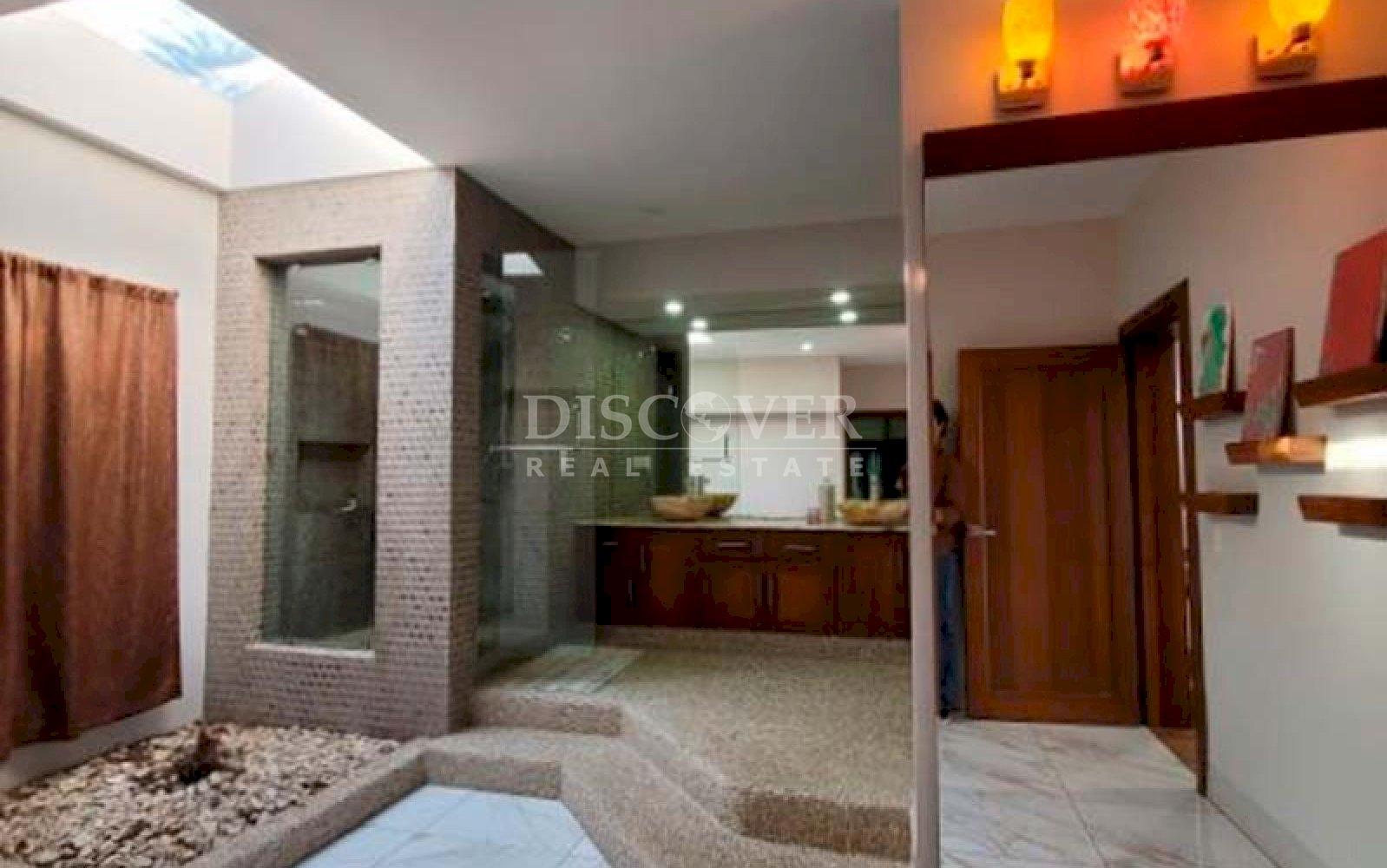  Two-story house for sale in Villa Fontana