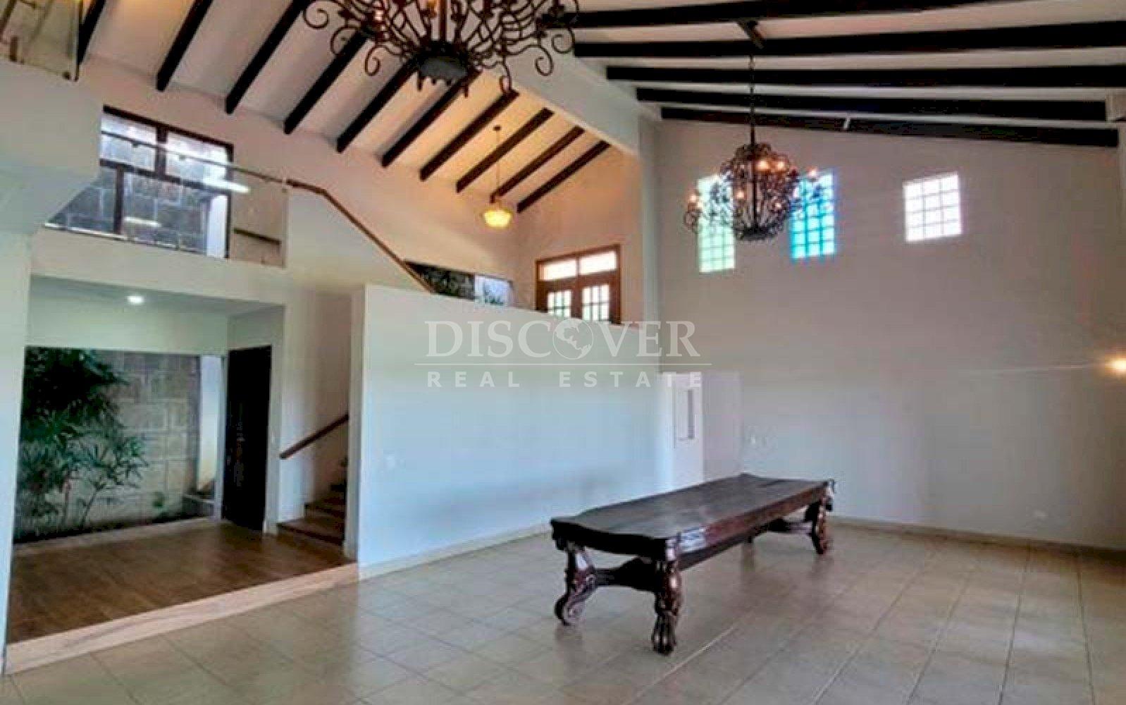  Two-story house for sale in Villa Fontana