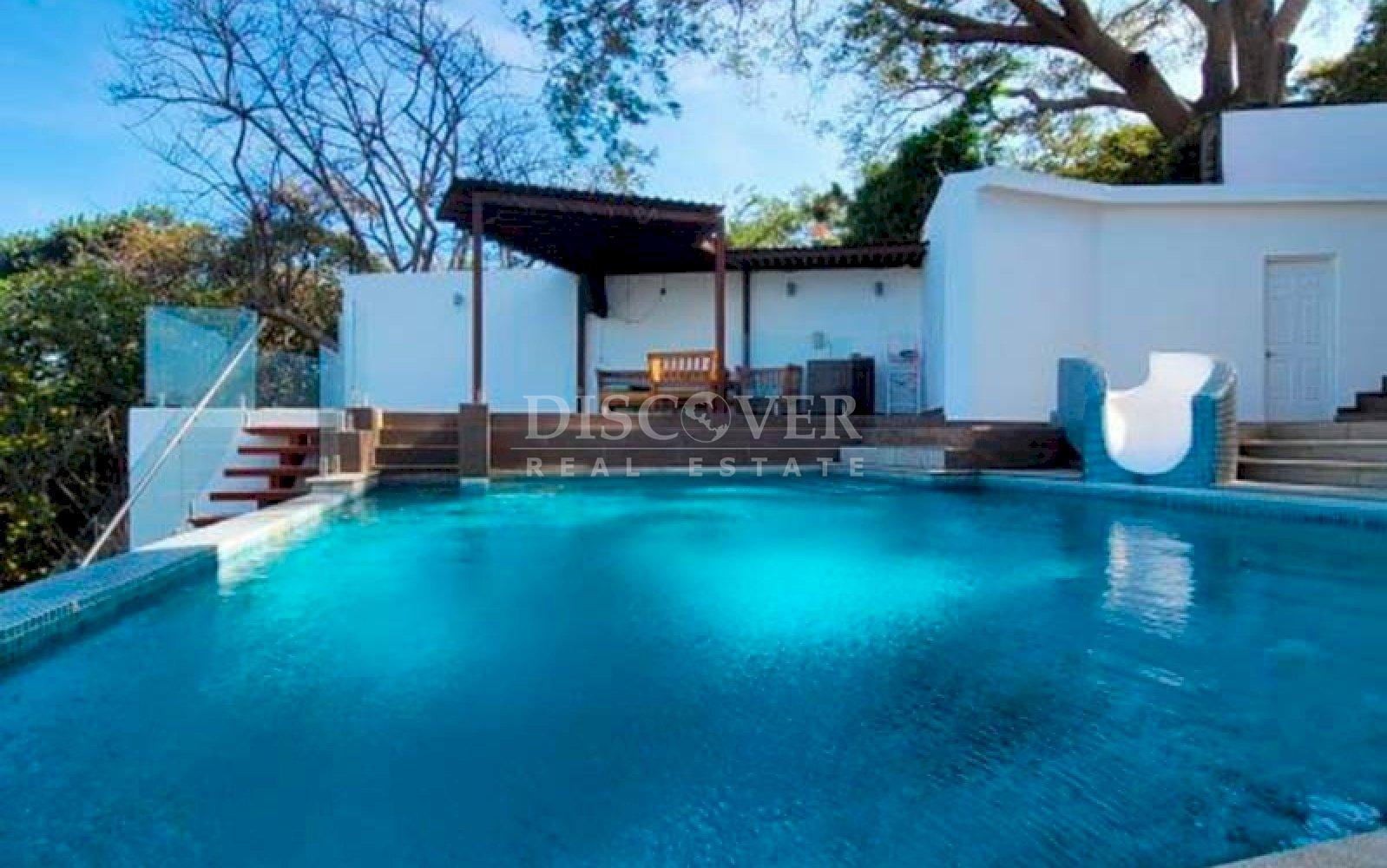  Two-story house for sale in Villa Fontana