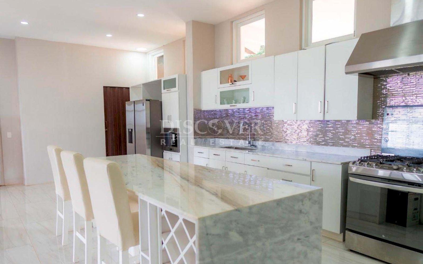  Two-story house for sale in Villa Fontana