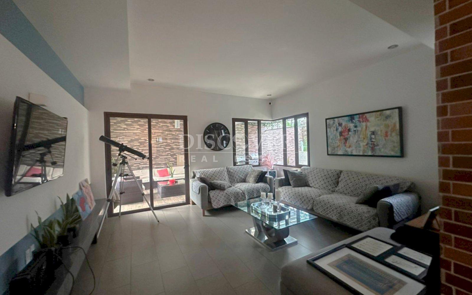 Modern house for sale on Carretera Sur