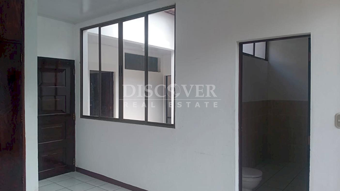  Spacious house ideal for offices for sale in Bolonia