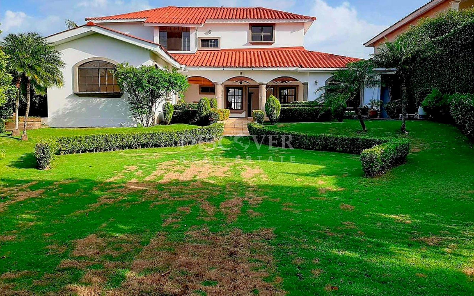 Lake view house for rent in Las Cumbres 