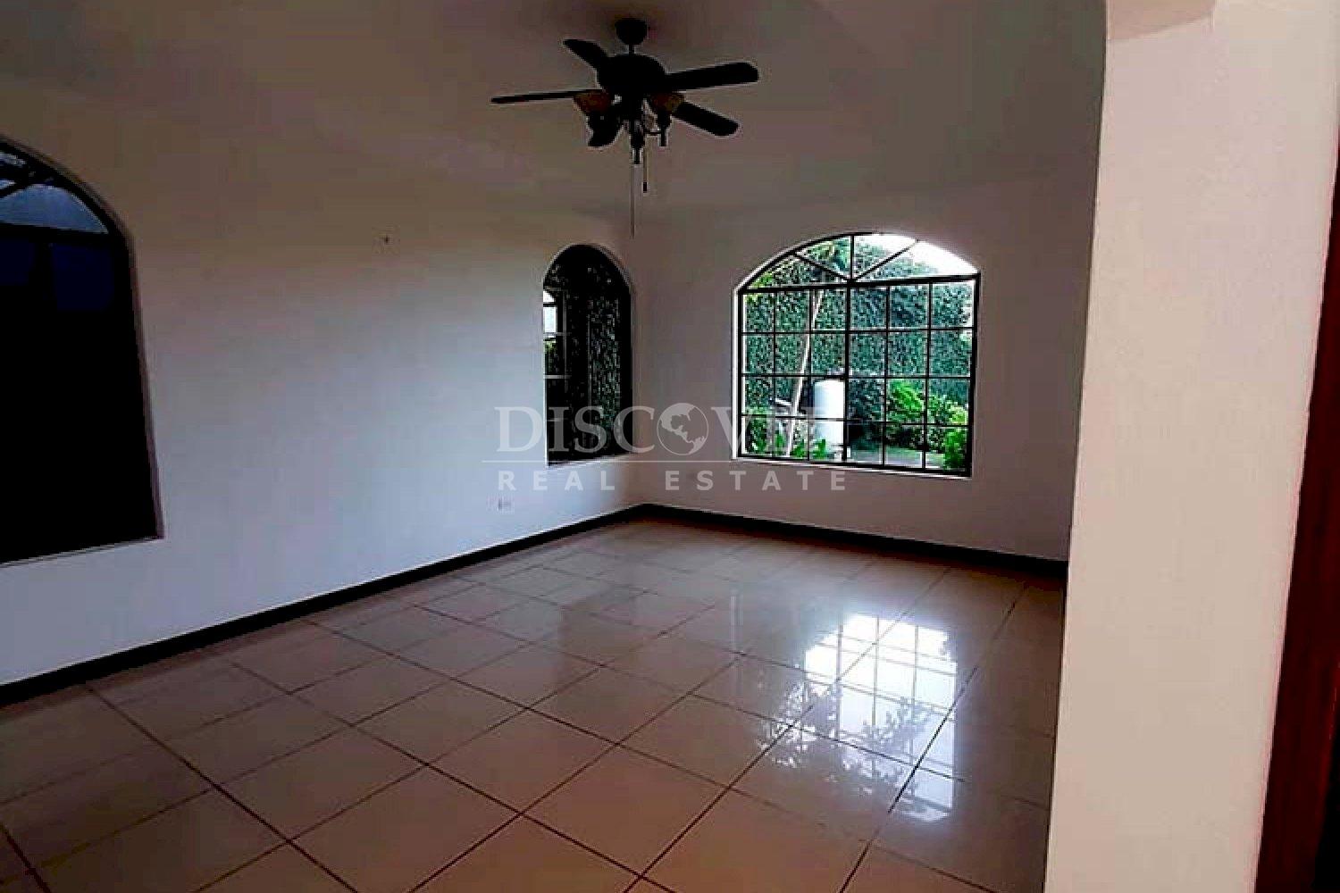 Lake view house for rent in Las Cumbres 