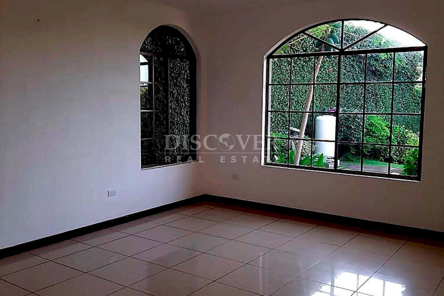 Lake view house for rent in Las Cumbres 